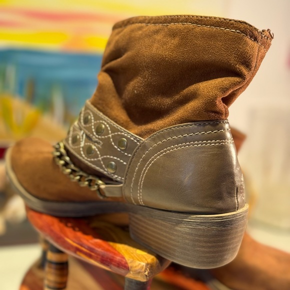 2 for $20 Vintage Western low boots heeled with chain accents - Picture 7 of 7
